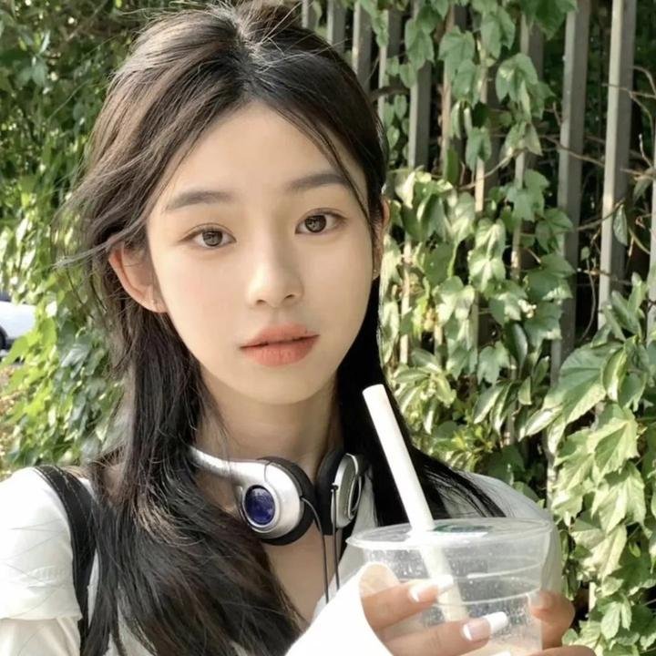 一线女星新恋情浮出水面，经纪人连夜公关，前后半年持续发酵